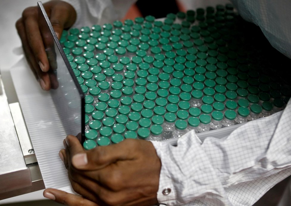 Ampule v indické plnírně na oxfordskou vakcínu