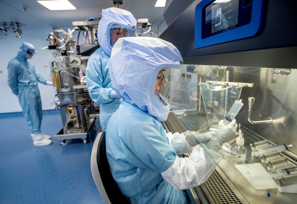 V marburském závodě BioNTechu předvádějí výrobu vakcíny.