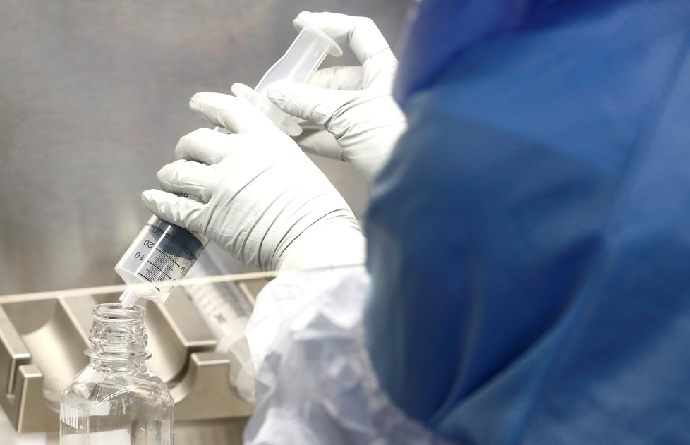 V marburském závodě BioNTechu předvádějí výrobu vakcíny.