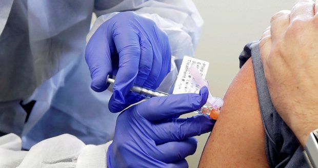Očkování na covid: Dvě dávky jsou výrazně složitější než jedna. Bude nutná i třetí?