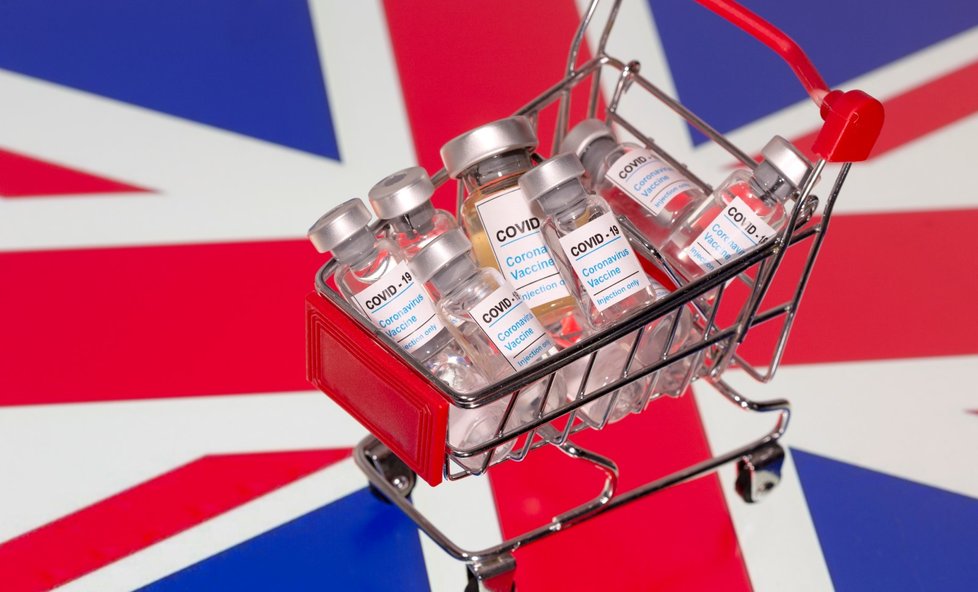 Británie chce očkovat co nejrychleji.