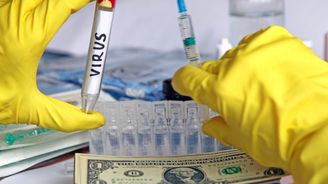 „Big Pharma“ urve nejvíc z obřího byznysu kolem vakcín, tvrdí pojišťovna Euler Hermes