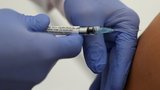 Do vakcinace se v Praze zapojí půl tisíce praktických lékařů. Seniory budou očkovat doma
