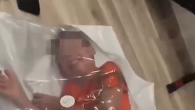 Influencerka Anna Saparina snažící se zavakuovat syna