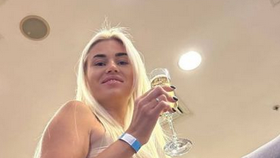 Influencerka Anna Saparina snažící se zavakuovat syna