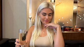 Influencerka Anna Saparina snažící se zavakuovat syna