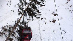 Na lanovku ve Val Gardaně spadl strom, proto z ní museli evakuovat 200 lyžařů