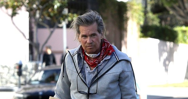 Val Kilmer má v krku kanylu po tracheotomii.