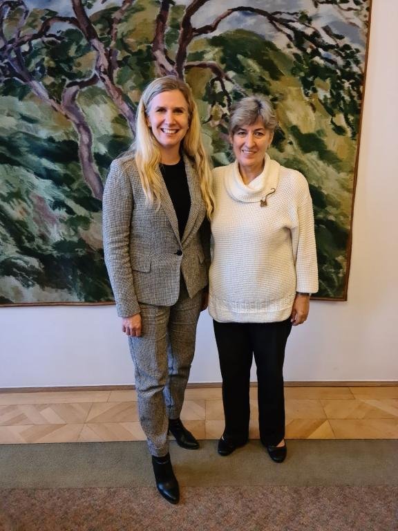 Kateřina Valachová (ČSSD) a Alena Gajdůšková (ČSSD) se loučily s Poslaneckou sněmovnou společnou fotografií (21. 10. 2021).