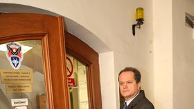 Ředitel průmyslové školy Na Třebešíně přichází do budovy ministerstva.