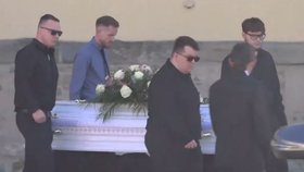 Mladý pár pohřbili v bílých rakvích.