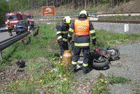 Motorkář (†26) u Chropyně narazil do zemědělského stroje: Na místě zemřel