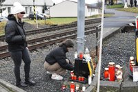 Vlak ve Valašském Meziříčí smetl dva školáky: Spolužáci na místo celý den nosili svíčky