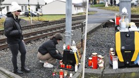 Vlak ve Valašském Meziříčí srazil dva chlapce, jeden zemřel. K místu tragédie chodí lidé zapalovat svíčky.