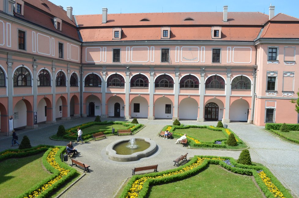 Žerotínové získali Valašské Meziříčí již v roce 1527 a majetky si tam drželi až do 20. let 20. století. V zámku je jim nyní věnována expozice.
