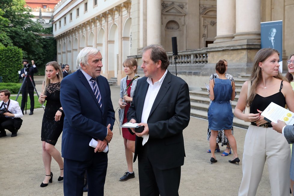 Na ceremonii, která se na půdě Senátu konala na počest zesnulého prince Philipa, se setkali ředitel ČT Petr Dvořák a místopředseda Senátu Jiří Růžička.