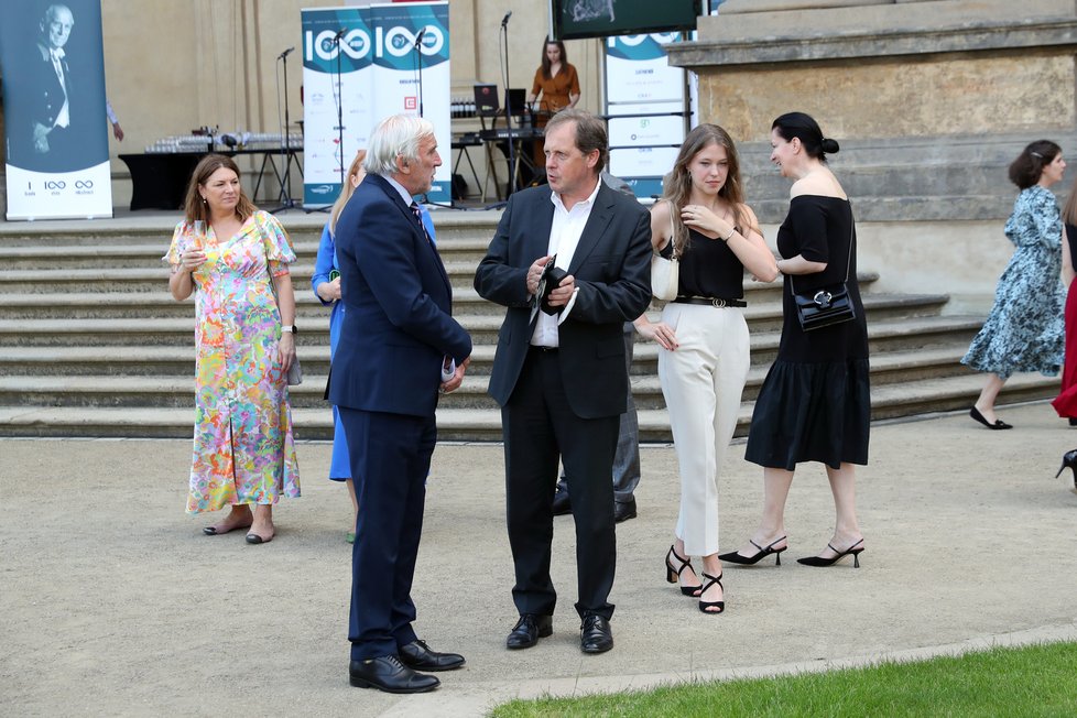 Na ceremonii, která se na půdě Senátu konala na počest zesnulého prince Philipa, se setkali ředitel ČT Petr Dvořák a místopředseda Senátu Jiří Růžička.