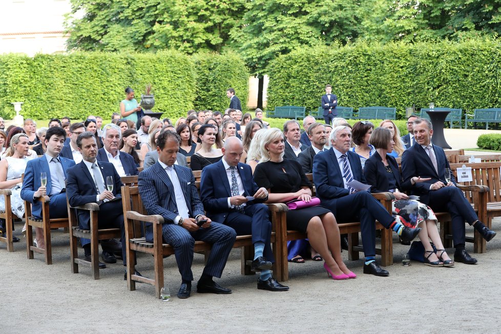 V roce 1956 založil zesnulý princ Philip Mezinárodní cenu vévody z Edinburghu. V roce 2021 si v den Philipových narozenin připomněli i Češi na půdě Senátu České republiky. Zúčastnili se například senátor Jiří Růžička nebo hejtmanka Středočeského kraje Petra Pecková.