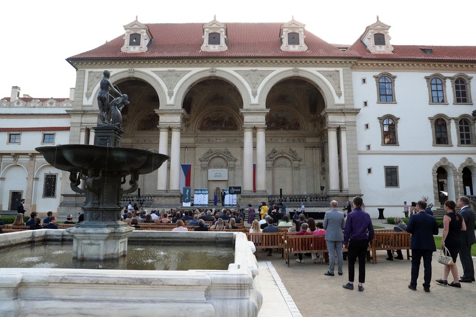 V roce 1956 založil zesnulý princ Philip Mezinárodní cenu vévody z Edinburghu. V roce 2021 si v den Philipových narozenin připomněli i Češi na půdě Senátu České republiky.