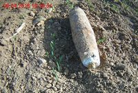 Šok na hřbitově: Hrobník na Brněnsku vykopal granáty a části sovětského tanku
