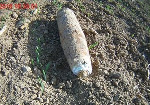 Manželé z Vyškovska našli na zahradě dělostřelecký náboj, nález ohlásili se zpožděním. Ilustrační foto.