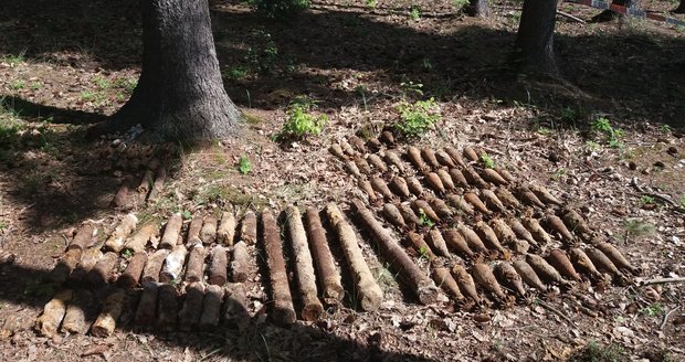 Nález německé válečné munice u Svatoslavi na Brněnsku. Vlevo dělostřelecké granáty, vpravo dělostřelecké miny.