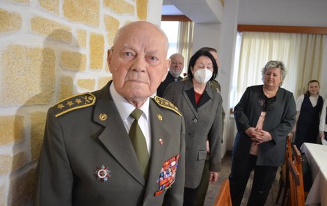 Válečný veterán Jan Ihnatík včera oslavil 102 let.
