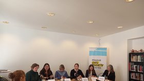 Setkání novinářů s představitelkami organizací dokumentujících válečné zločiny na Ukrajině, koalicí Ukraine 5AM