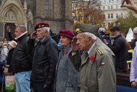 Den válečných veteránů na náměstí Míru: Přeživší připomněli padlé i udělování vyznamenání