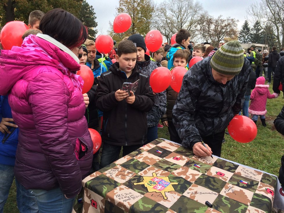 V Kyjově na Hodonínsku dnes přibližně 1900 lidí vytvořilo za pomoci balónků obří květ vlčího máku. Uctili tím Den válečných veteránů.