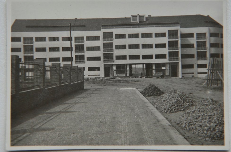 Archivní záběr rozestavěného bytového komplexu, z kterého najémníky teď vyhání.