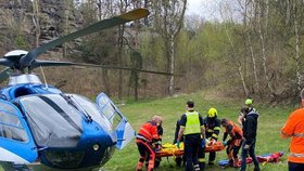 Muž pod zříceninou Valečov spadl ze skály: Letěl pro něj vrtulník