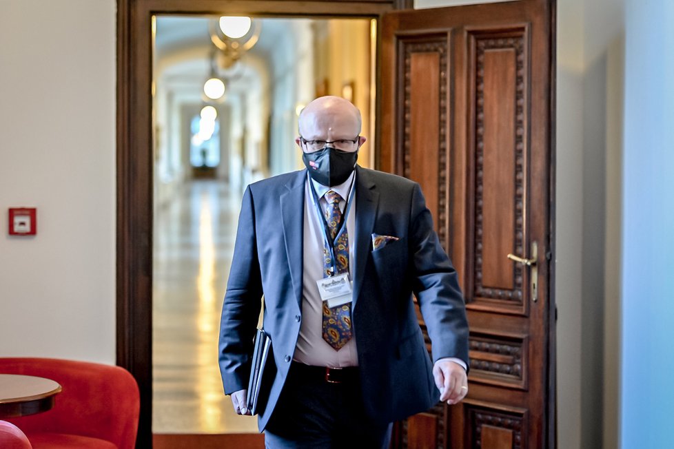 Vicepremiér a ministr zdravotnictví Vlastimil Válek přichází na jednání vlády