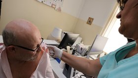 Ministr zdravotnictví Vlastimil Válek (TOP 09) se nechal očkovat proti chřipce (25.11. 2022)