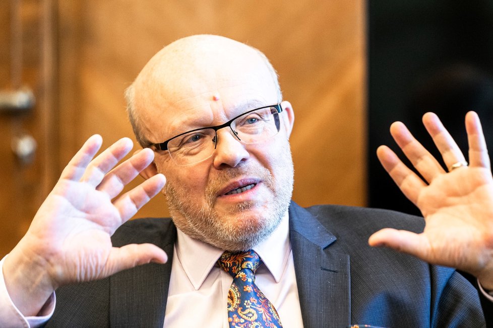 Ministr zdravotnictví Vlastimil Válek (TOP 09) během rozhovoru pro Blesk (6. 1. 2022) Ministr zdravotnictví Vlastimil Válek (TOP 09) během rozhovoru pro Blesk (6. 1. 2022)