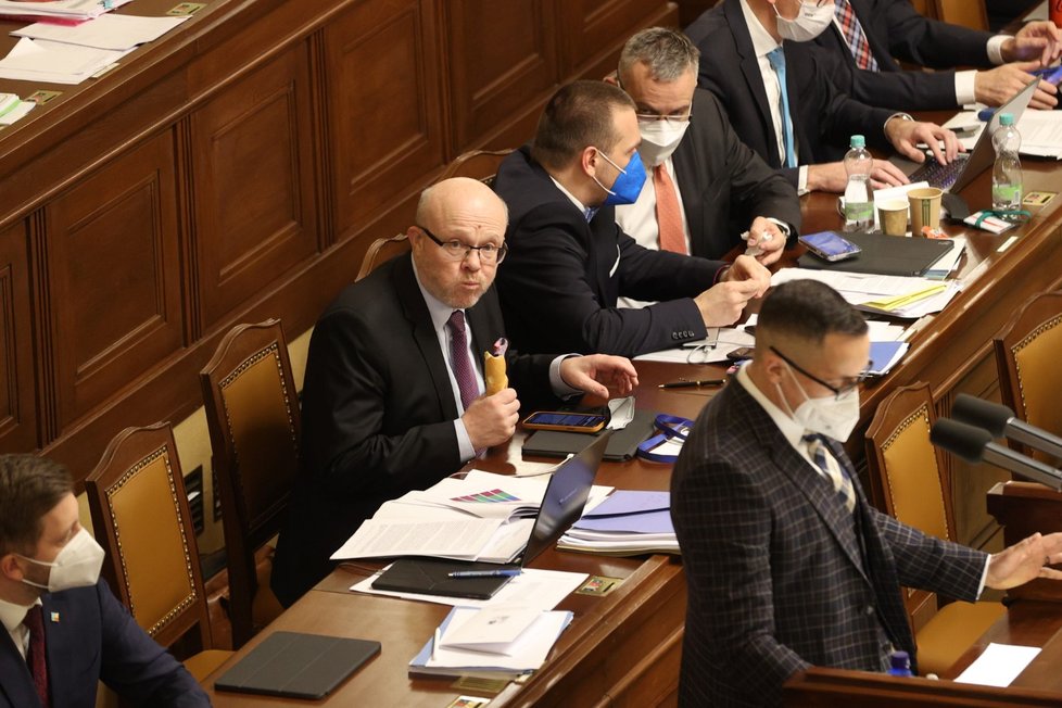 Ministra zdravotnictví Vlastimil Válek (TOP 09) dostal ve Sněmovně hlad, a tak si došel koupit rohlík.