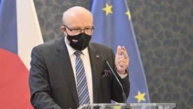 Ministr zdravotnictví Vlastimil Válek na tiskové konferenci po schůzi vlády v Praze (23. 2. 2022)