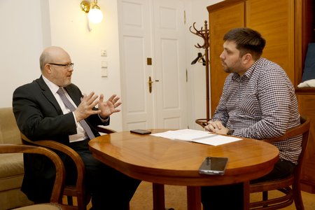 Ministr zdravotnictví Vlastimil Válek (TOP09) při rozhovoru pro Blesk