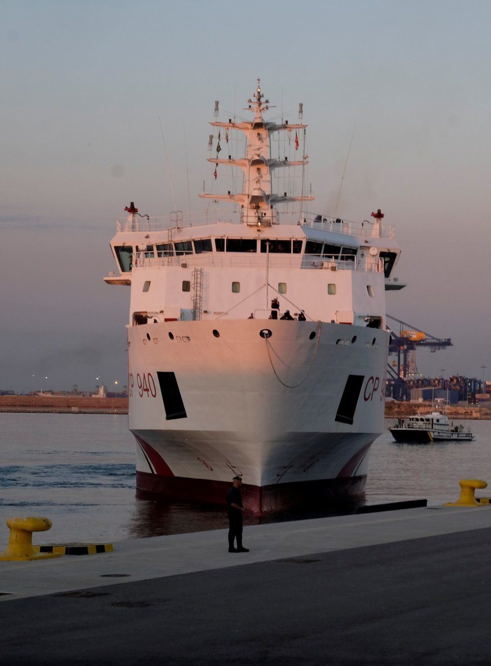 Ve východošpanělské Valencii v neděli zakotvila první ze tří lodí vezoucích přes 600 afrických běženců z lodi Aquarius, které odmítly přijmout Itálie a Malta.