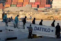 Ve Španělsku přistály první lodě s 600 migranty, kterým Itálie zakázala vystoupit z lodi
