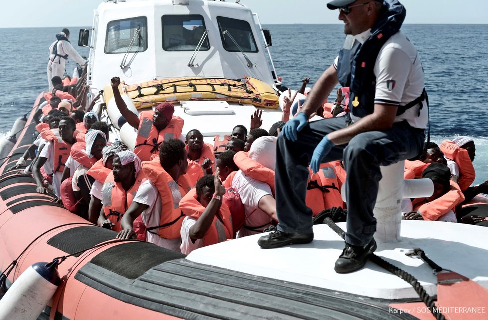 Přes šest stovek běženců nalodili na Aquarius před týdnem u libyjských břehů záchranáři z organizace SOS Méditerranée a Lékaři bez hranic, kteří běžence zachránili z moře a gumových člunů.