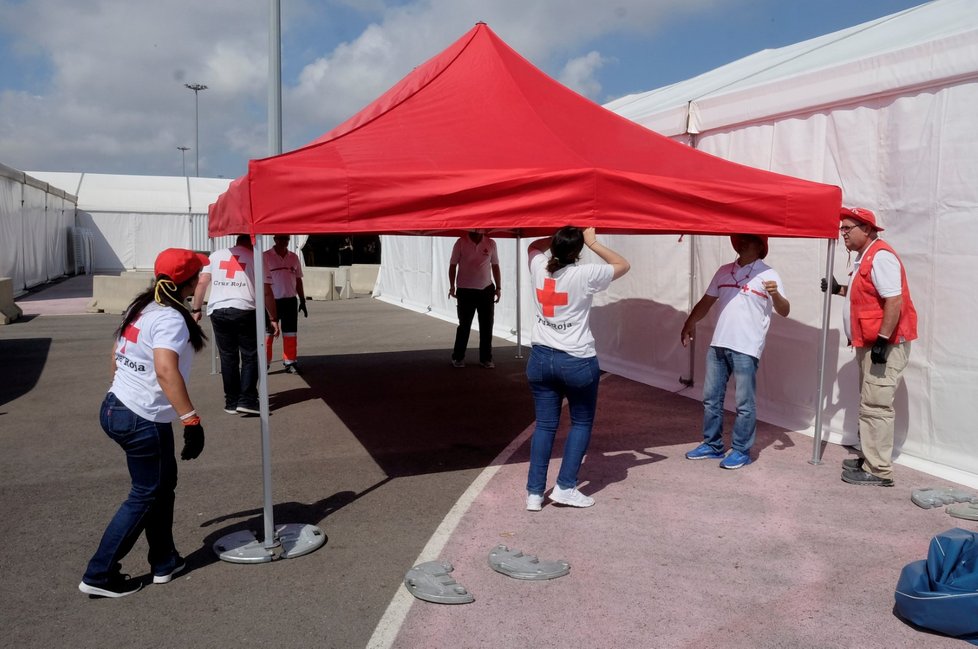 Než budou moci přejít na pevninu, podstoupí migranti předběžnou lékařskou prohlídku, uvedl mluvčí místní vlády.