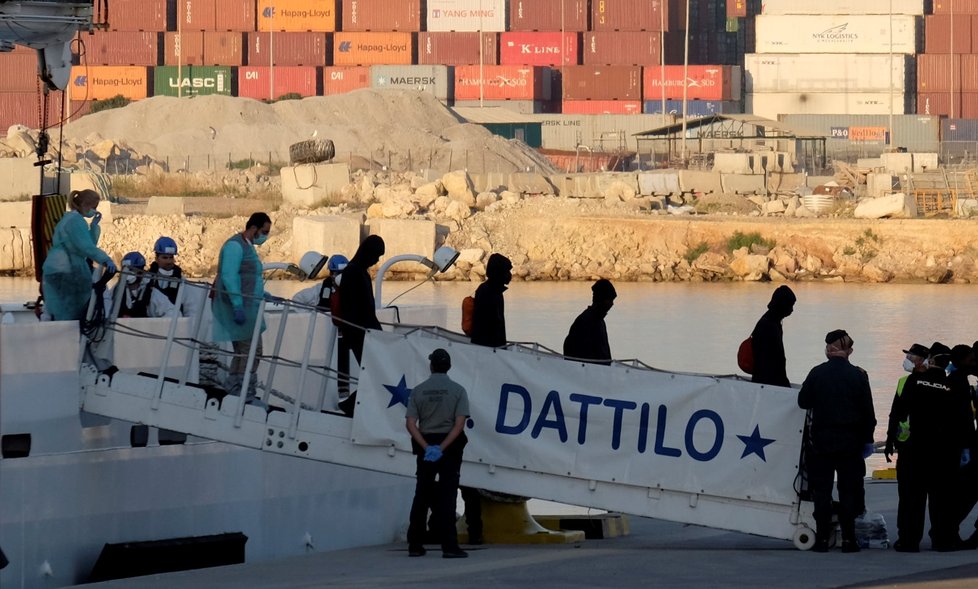 Žadatelé o azyl, uprchlíci, kterým byl azyl v nějaké podobě přiznán, i ti migranti, kterým nárok na azyl přiznán nebyl, kteří se ale mohou po určitou dobu zdržovat na území Německa. Takových lidí bylo podle statistiků v Německu na konci loňského roku 1,7 milionu.