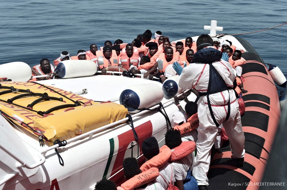 Přes šest stovek běženců nalodili na Aquarius před týdnem u libyjských břehů záchranáři z organizace SOS Méditerranée a Lékaři bez hranic, kteří běžence zachránili z moře a gumových člunů.