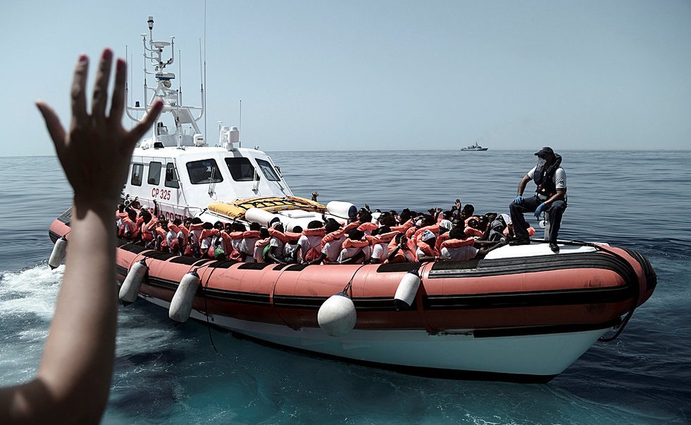 Přes šest stovek běženců nalodili na Aquarius před týdnem u libyjských břehů záchranáři z organizace SOS Méditerranée a Lékaři bez hranic, kteří běžence zachránili z moře a gumových člunů.