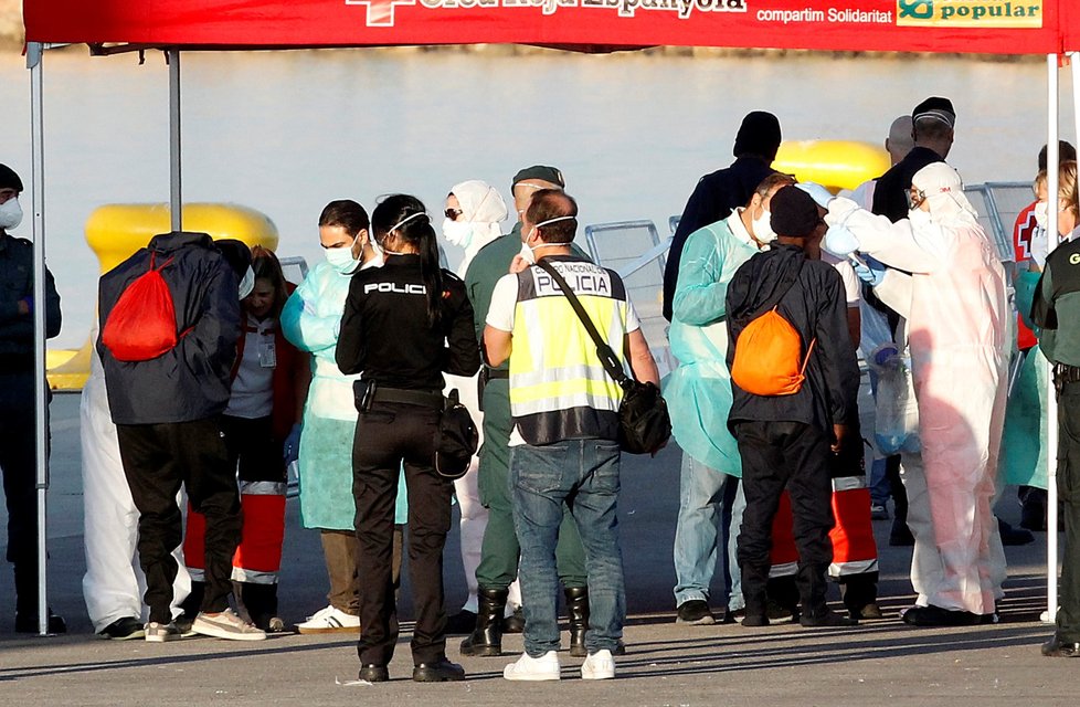 Do Valencie dorazily první lodě s migranty, jež odmítla Itálie