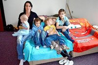 Požár jim vzal domov: Matka s 5 dětmi žije na jedné válendě!