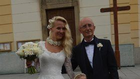 Senátor Ivo Valenta (59) si v kostele sv. Filipa a Jakuba ve Zlíně vzal za manželku dlouholetou přítelkyni Alenu (39)