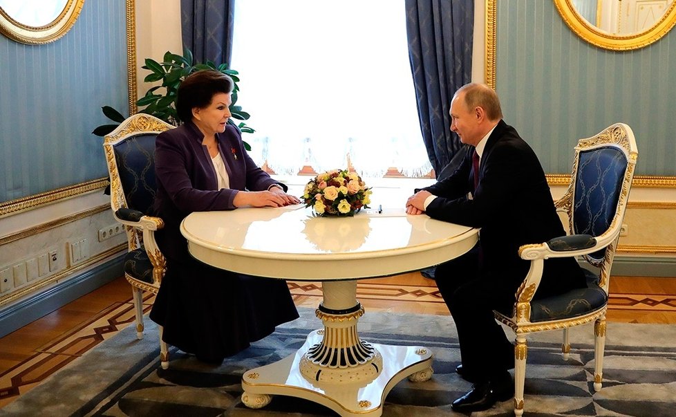 Valentina Těreškovová u Vladimira Putina.