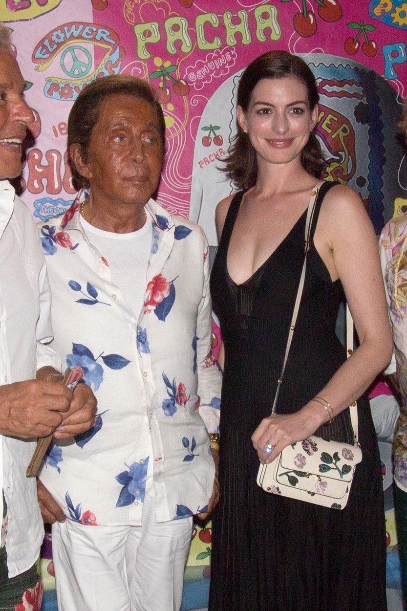 Návrhář Valentino s herečkou Anne Hathaway